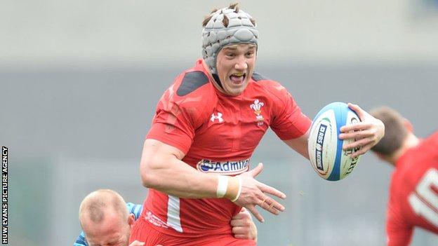 Jonathan Davies playing for Wales against Italy in the 2015 Six Nations Championship