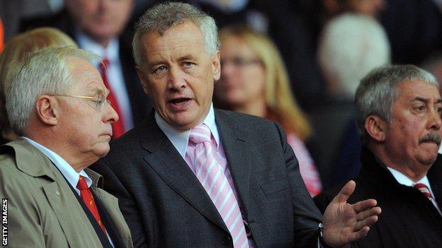 Liverpool's US co-owner George Gillett (L) stands with club chief executive Rick Parry (C)