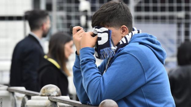 Napoli-fan ziet er neerslachtig uit na gelijkspel met Salernitana, wat betekent dat hij moet wachten om de Serie A-titel te winnen