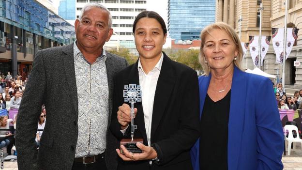 Sam Kerr with parents Roger and Roxanne, being presented with the cardinal  to the her hometown of Perth