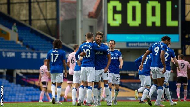 Everton celebrate Gylfi Sigurdsson's penalty