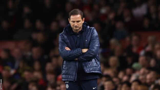 Frank Lampard mirando hacia abajo durante la derrota del Chelsea en el Arsenal a mitad de semana