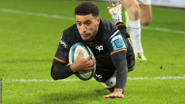 United Rugby Championship: Ospreys 19-24 Leinster – Leaders maintain unbeaten run