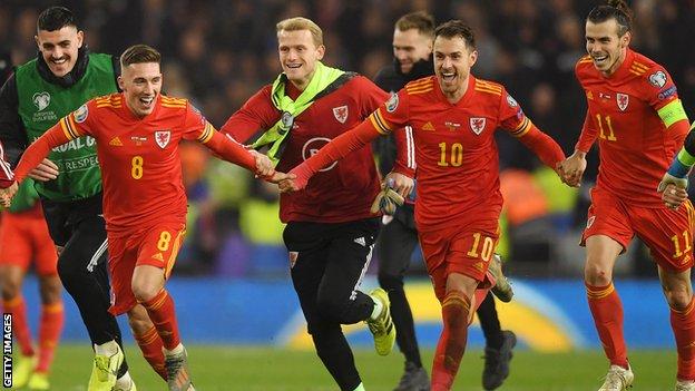 Aaron Ramsey celebrates post match with Bale and others