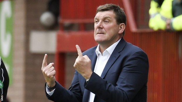 St Johnstone boss Tommy Wright makes a point to his players during their win at Motherwell