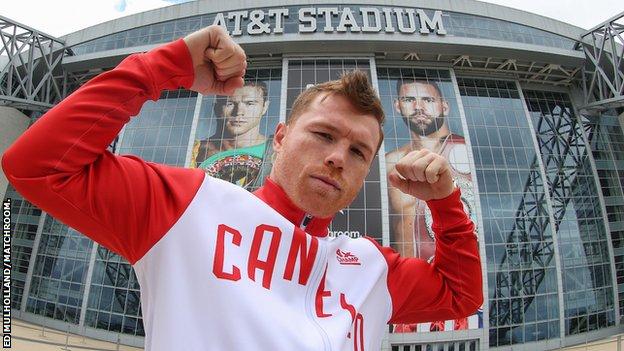 Alvarez posed for photographs alone on Tuesday when Saunders did not show up