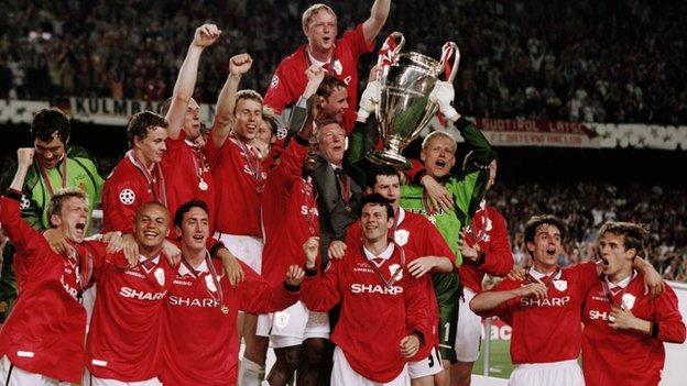 Manchester United con el trofeo de la Liga de Campeones en 1999