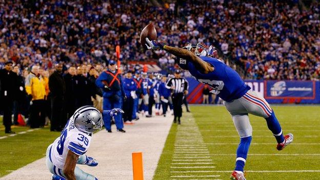 Odell Beckham Jr makes a catch in the NFL with three fingers