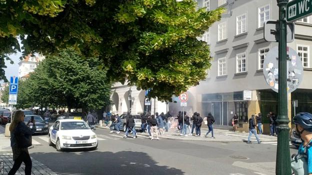 Des supporters vêtus de noir attaquent les supporters de West Ham à Prague