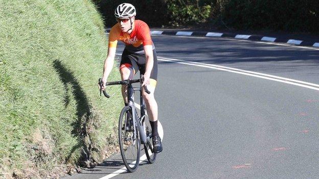 Cyclefest 2018: Elliot Baxter completes hat-trick of titles - BBC Sport