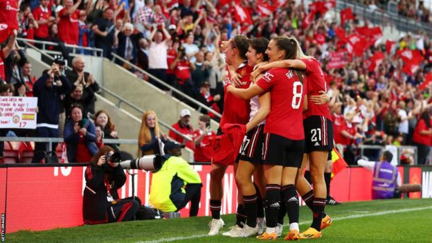 El Manchester United celebra su empate tardío contra el Manchester City