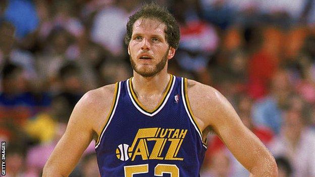 Mark Eaton playing for Utah Jazz