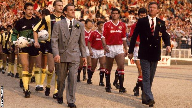 Alex Ferguson (right) leads his Manchester United team out for the FA Cup final replay