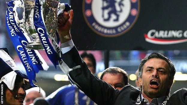 El entrenador del Chelsea, José Mourinho, celebra ganar la Copa de la Liga en 2007