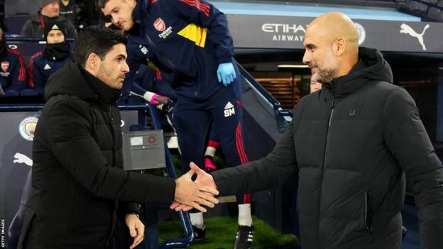 Mikel Arteta dándole la mano a Pep Guardiola