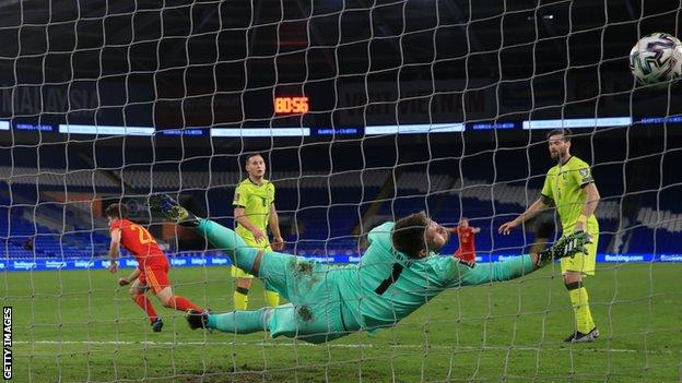 Daniel James (à gauche) s'enfuit pour célébrer après avoir marqué le seul but lorsque le Pays de Galles a battu la République tchèque lors de son premier match de qualification pour la Coupe du monde