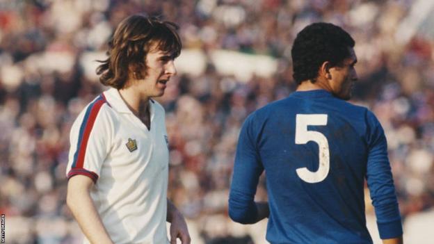 England player Stan Bowles (l) looks on as his marker Claudio Gentile keeps a close eye on him during the FIFA World Cup qualifier between Italy and England at the Olympic Stadium in Rome on November 17, 1976