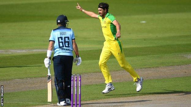 Mitchell Starc celebrates dismissing Joe Root