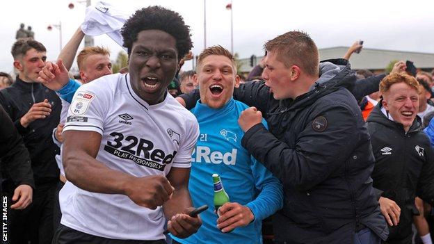 Les joueurs de Derby célèbrent leur séjour éveillé le dernier jour de la saison 2020-21 du championnat