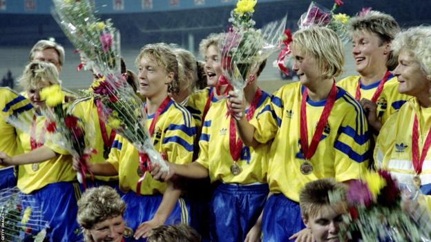 Swedish team wave bouquets to celebrate coming third