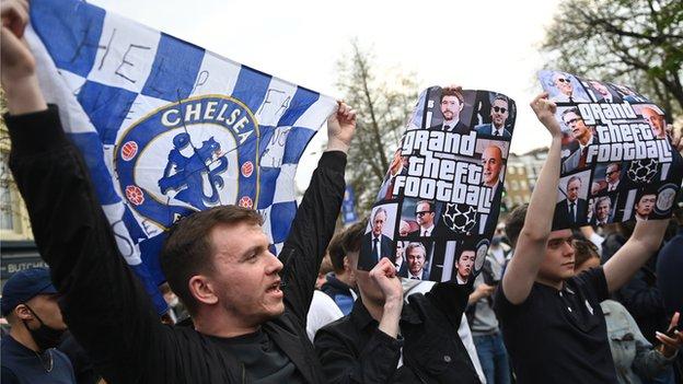 Chelsea fans protest against the European Super League