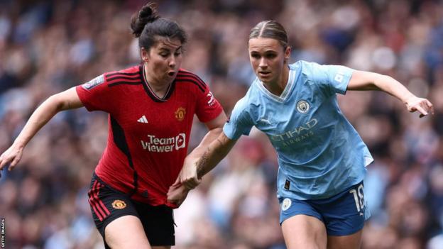 Kerstin Casparij del Manchester City (R) mantiene a raya a Lucía García del Manchester United (R)