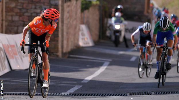 Marianne Vos crosses the finish line to win stage three