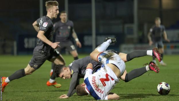 Callum Kavanagh z Newport County pokonał Davida Fergusona z Hartlepool