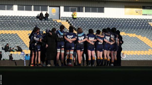 Worcester Warriors' women's players in a huddle