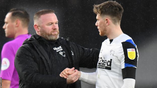 Max Bird photographié en mars 2022 avec Wayne Rooney, alors directeur du comté de Derby