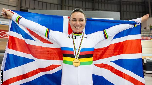 Sarah Storey brandit l'Union Jack après avoir remporté la médaille d'or en poursuite C5 féminine aux Championnats du monde de paracyclisme sur piste 2020