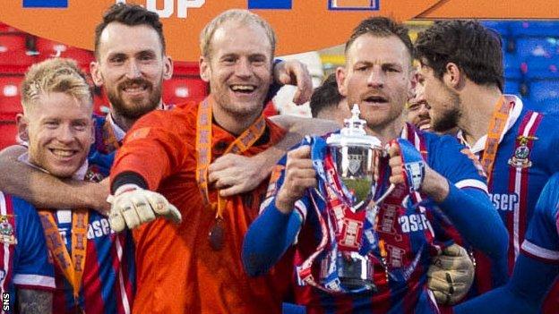 Inverness Caledonian Thistle celebrate with the Scottish Challenge Cup