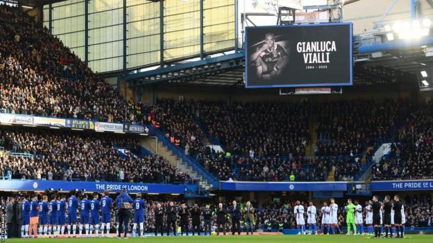 Chelsea and Crystal Palace players holding minute's applause for Gianluca Vialli