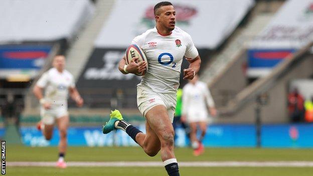 Anthony Watson rennt mit dem Ball