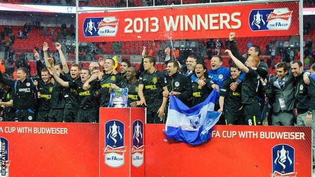 Richard Evans se joint aux célébrations après la victoire de Wigan en finale de la FA Cup 2013 contre Manchester City