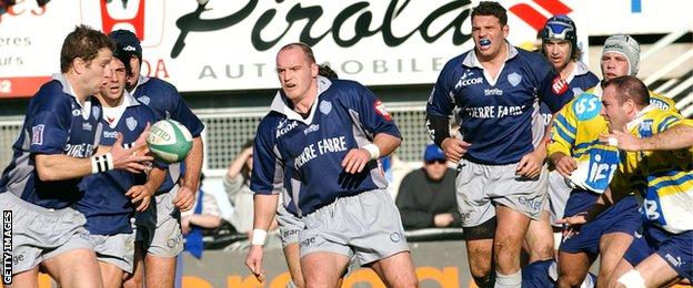 Gregor Townsend passes to Castres team-mate Shaun Longstaff in their Heineken Cup quarter-final against Montferrand in 2002