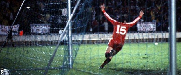 John Hewitt runs off to celebrate after scoring the extra-time winner for Aberdeen against Real Madrid