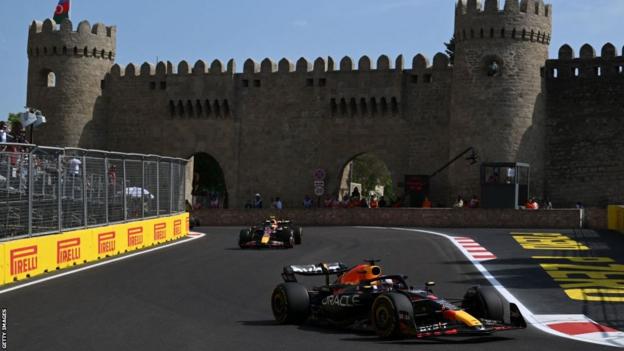 Sergio Perez leidt Max Verstappen