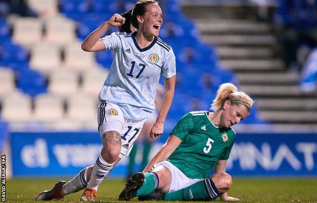 Abbi Grant de Escocia celebra su gol contra Irlanda del Norte