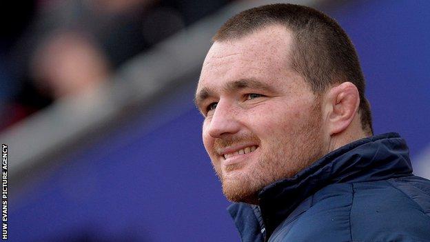 Ken Owens: Wales hooker 'happy' to commit to Scarlets - BBC Sport