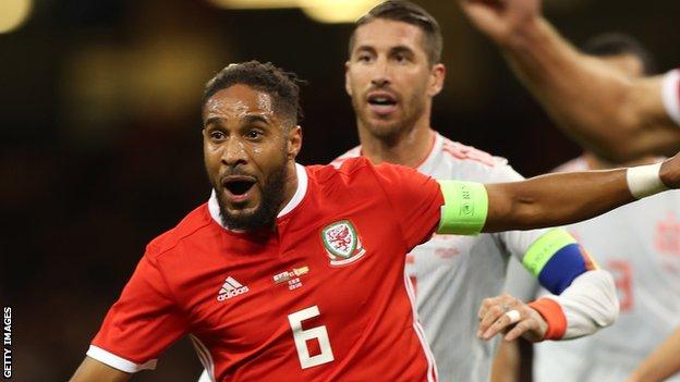Ashley Williams holds off Sergio Ramos in friendly match versus Spain