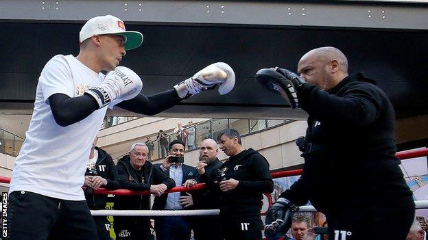 Tony Borg and Lee Selby on the pads at a media workout in Leeds ahead of the Josh Warrington fight in 2018