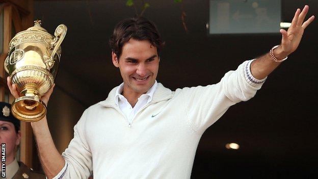 Roger Federer waves to the Wimbledon crowd in 2012