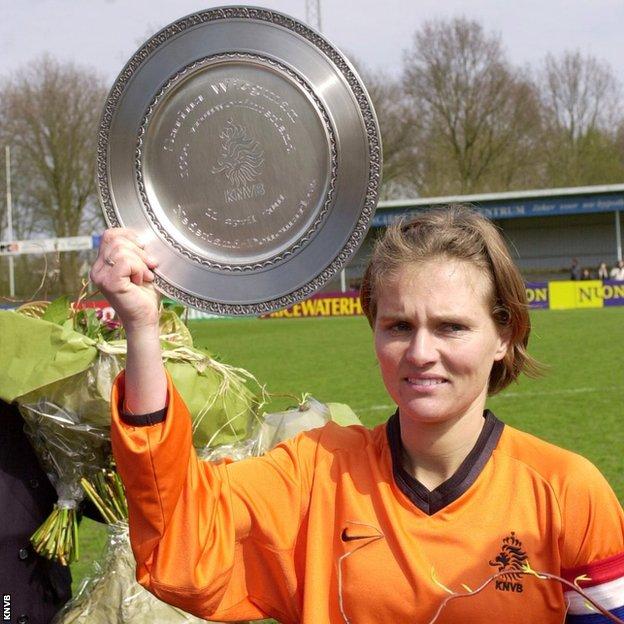 Sarina Wiegman sosteniendo un trofeo cuando era capitana de Holanda