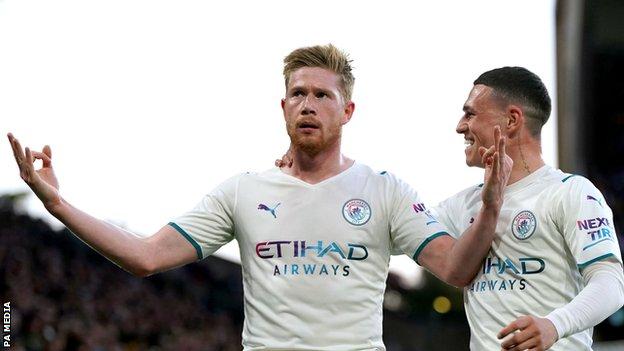 Manchester City midfielder Kevin de Bruyne and team-mate Phil Foden