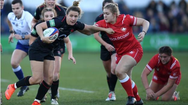 Mackenzie Carson tries to tackle England's Sarah McKenna