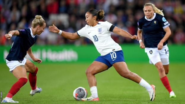 England's Lauren James takes on two Scotland defenders