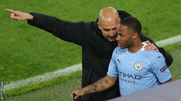 Raheem Sterling neemt instructies aan van Pep Guardiola