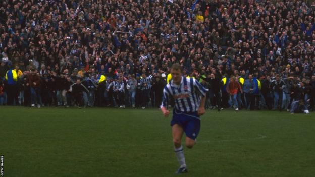 Brighton-fans bereiden zich voor om het veld op te gaan na de 1-0 overwinning van Brighton op Doncaster Rovers in 1997 - de laatste wedstrijd die op Goldstone Ground werd gespeeld