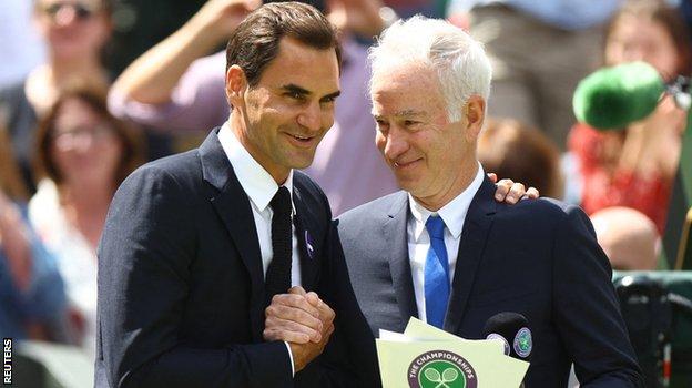 Roger Federer (l) and John McEnroe (r)
